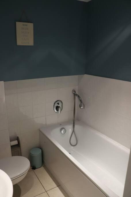 Side Floor Property, Balcony & Sea Views Apartment *